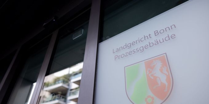 Bei Cum-Ex verschoben Finanzakteure Aktien mit («cum») und ohne («ex») Dividendenanspruch hin und her, um gar nicht gezahlte Steuern erstattet zu bekommen. Cum-Ex