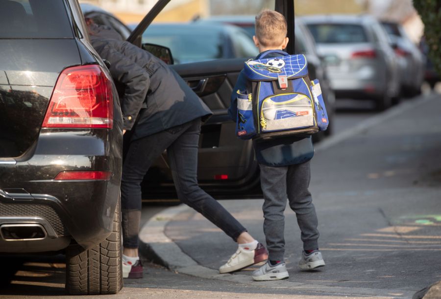 Das Geschwister in verschiedene Schulen eingeteilt werden, sorgt bei den Eltern für Frust. (Symbolbild)
