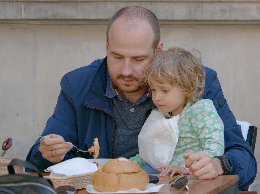 Kinder sollten sich vollständig auf das Essen fokussieren. (Symbolbild)