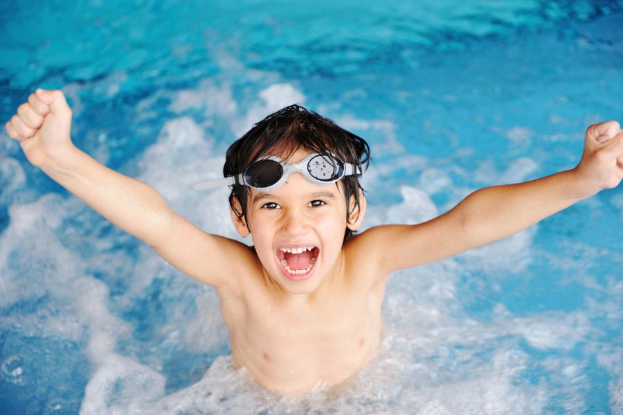 junge schwimmt