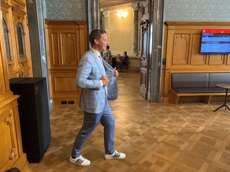 SVP-Nationalrat Christian Imark ist diese Woche häufig mit den Künzli-Schuhen in der Wandelhalle unterwegs.