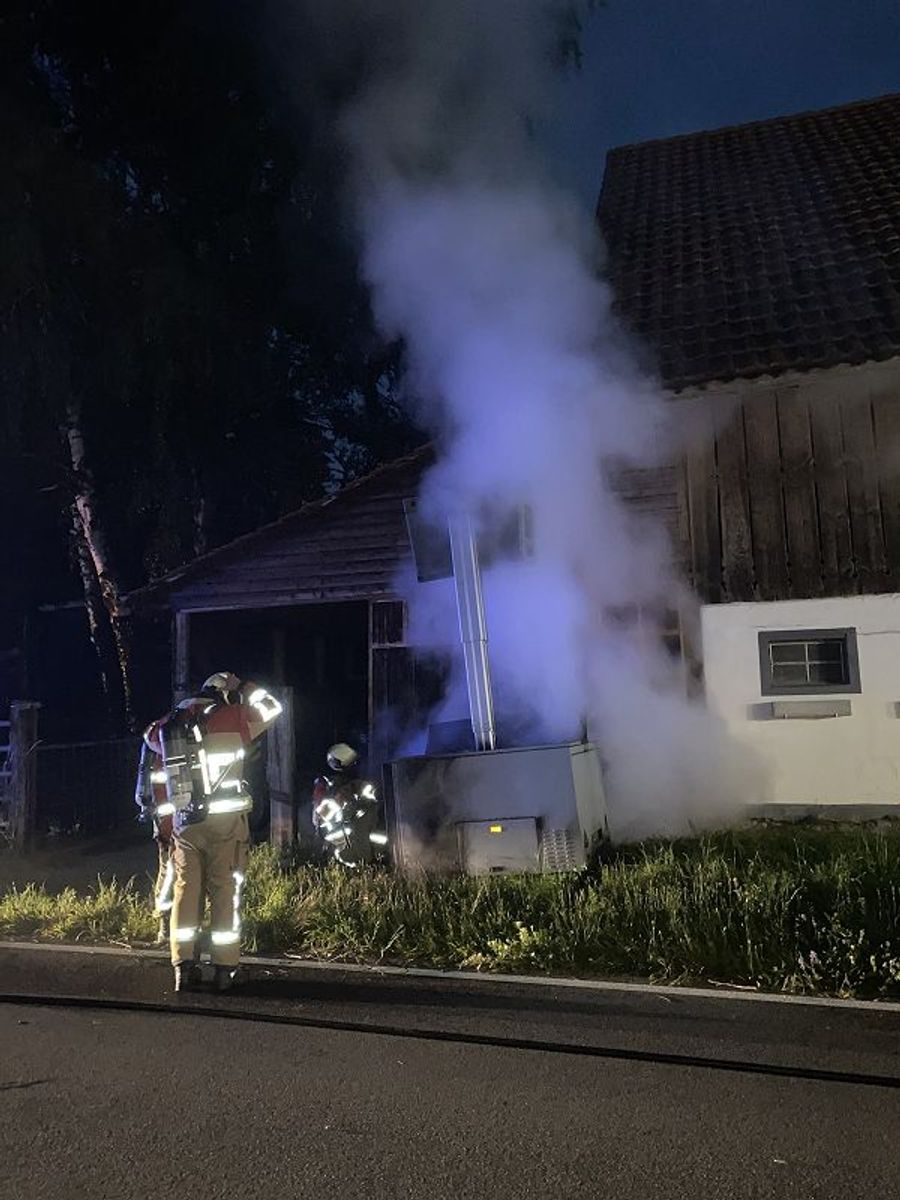 Der brennende Blitzer stellte eine Gefahr für das anliegende Bauernhaus dar.