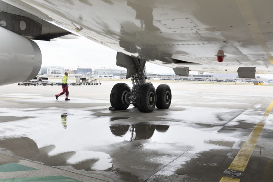 Erst wenn das Flugzeug geparkt hat, darf man den Sicherheitsgurt in der Türkei lösen. (Symbolbild)