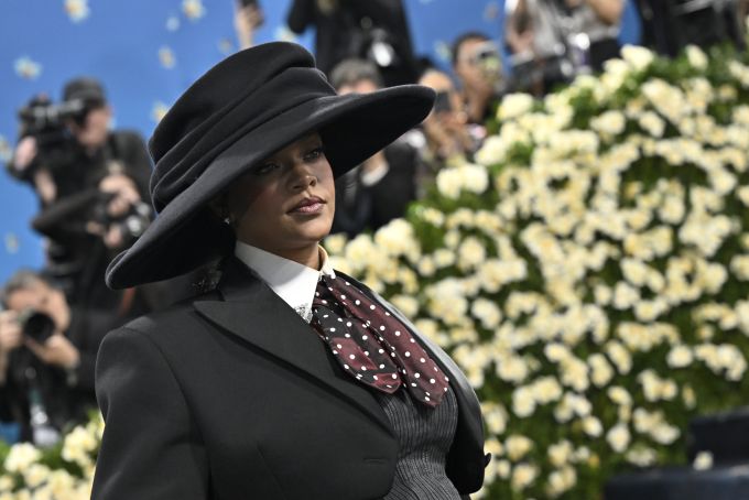 Rihanna zeigte ihren Babybauch bei der Gala. met gala