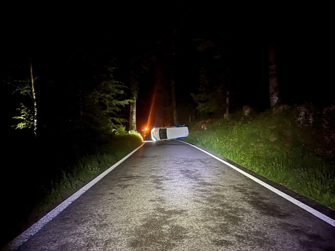 Der Lieferwagen musste mit einem Kran vo der Strasse entfernt werden. Lieferwagen