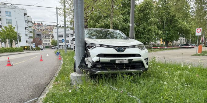 Autofahrer kollidiert mit Baum, Kandelaber und Fahrleitungsmast. Autofahrer