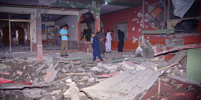 Menschen in Pakistan begutachten ein mutmasslich beim indischen Angriff zerstörtes Wohngebäude. Indien Pakistan