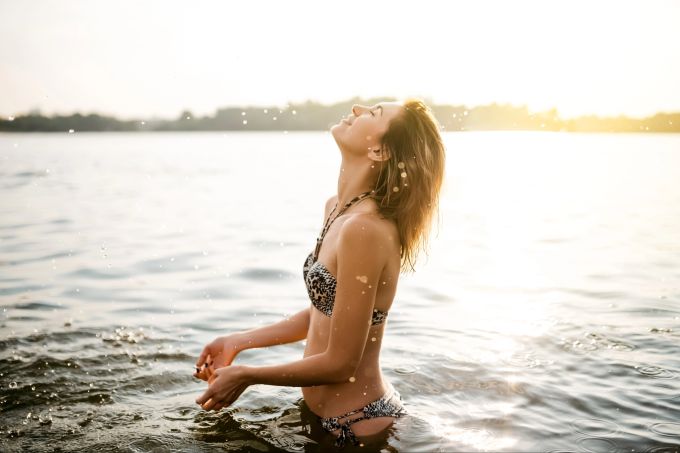 Sommer, Sonne, Zystitis? Ein nasser Bikini wird schnell zur Blasengefahr. See Baden