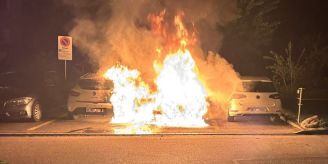 Füllinsdorf BL - Gleich vier Autos gehen in Flammen auf