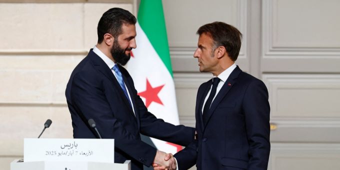 Syriens Übergangspräsidenten Ahmed al-Scharaa hat bei seinem ersten Besuch in Europa Emmanuel Macron getroffen. macron al scharaa
