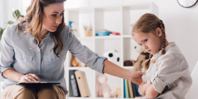 autistisches Mädchen Schulplatz Schülerin