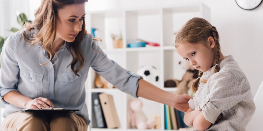 autistisches Mädchen Schulplatz Schülerin