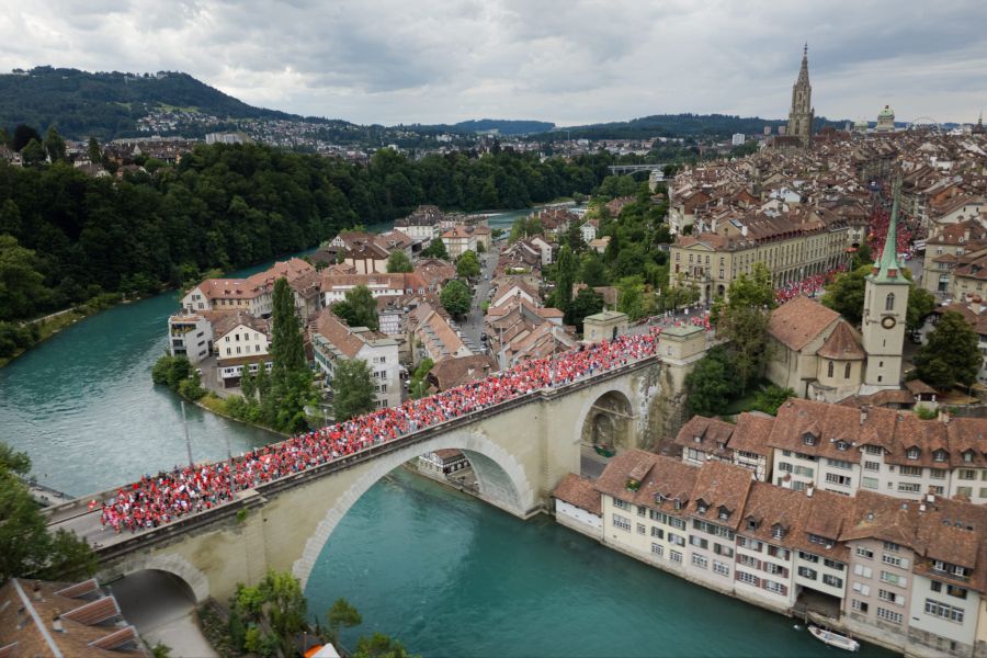 Fanmarsch über die Nydeggbrücke in Bern zur UEFA Women’s Euro 2025.