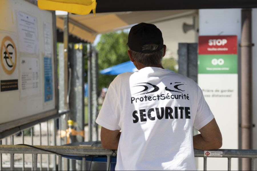 Ein Security-Guard kontrolliert die Pässe und IDs am Eingang des Freibades Pruntrut im Jura.