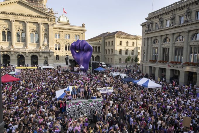 Am Samstagnachmittag, 14. Juni 2025, nahmen weit über zehntausend Personen am bewilligten Demonstrationsumzug teil. Demo