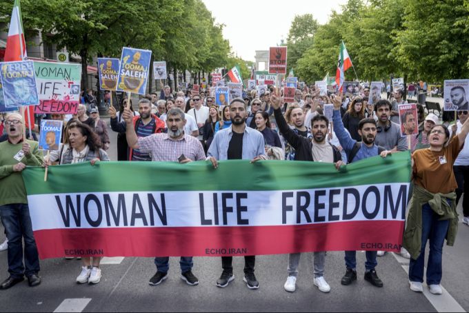 Iranische Freiheitsaktivisten an einer Demonstration in Berlin. Iranische Diaspora