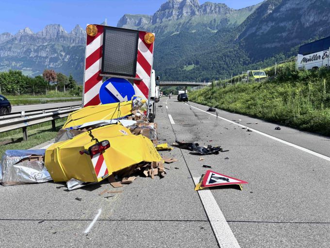 Das Auto prallte frontal in den Anpralldämpfer. Frontalkollision