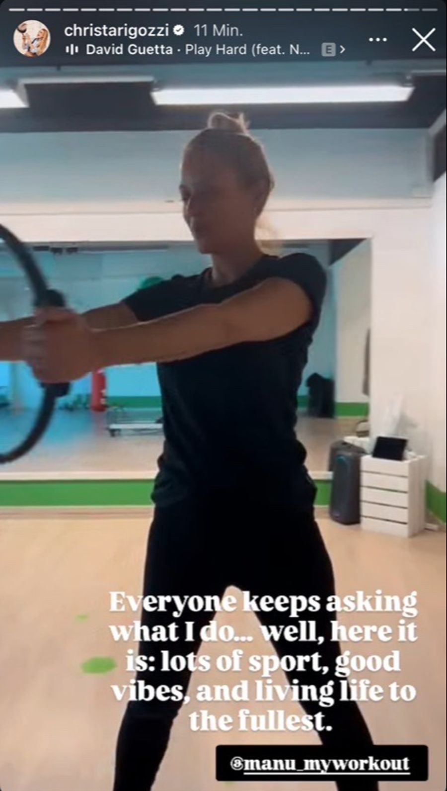 Christa Rigozzi trainiert mit dem Pilatesring ihre Armmuskulatur.
