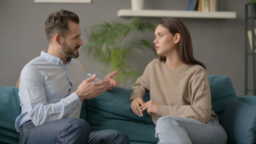 Mann und Frau im Gespräch auf einem Sofa