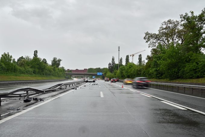 Zwei entgegenkommende Autos wurden durch Trümmerteile beschädigt. Sachschaden
