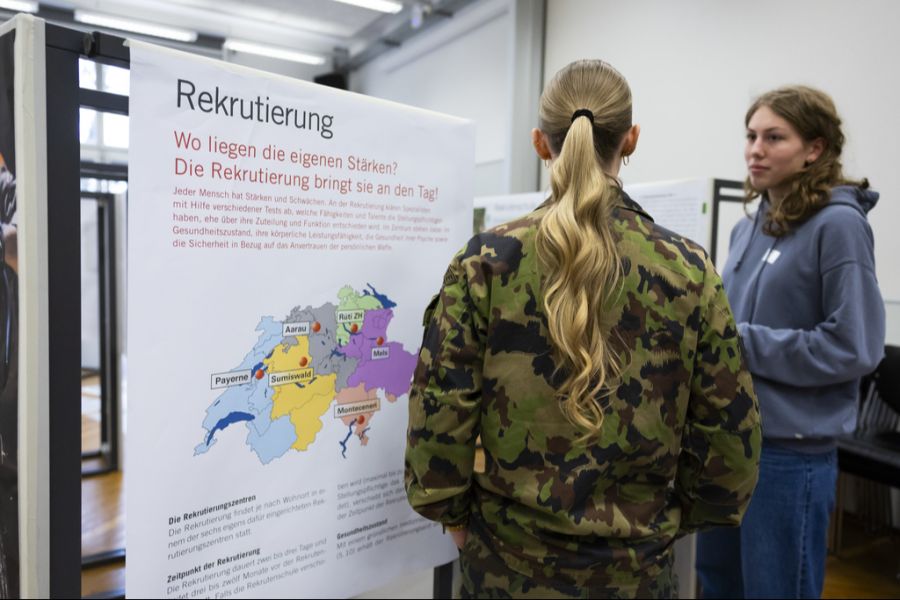 Dafür bekommen weibliche Dienstleistende einen Zuschlag von 100 Franken alle drei Jahre.