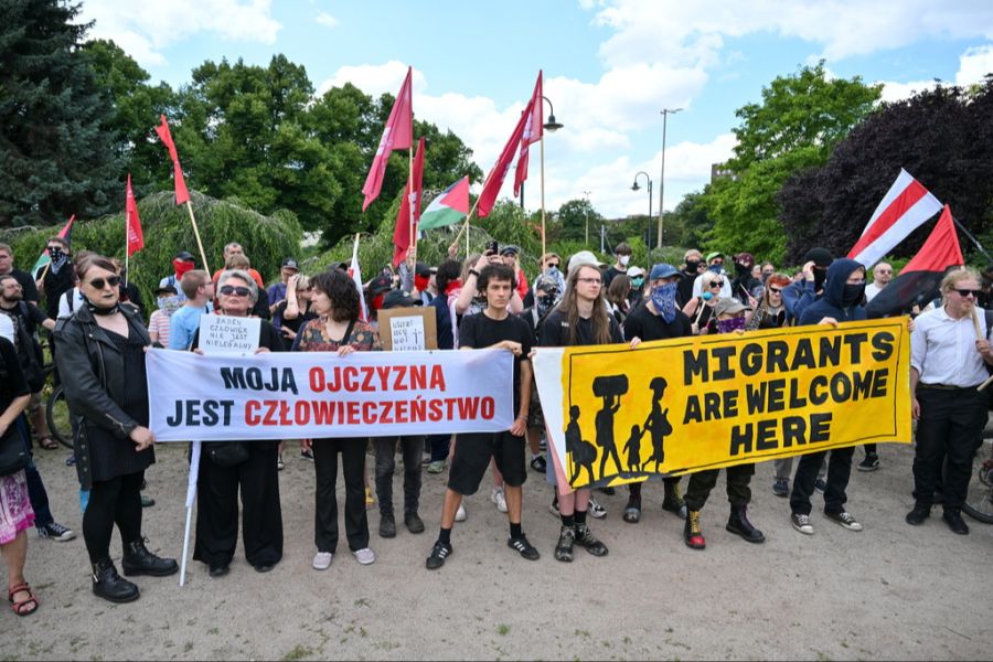 Auch einige Gegendemonstranten haben sich versammelt.