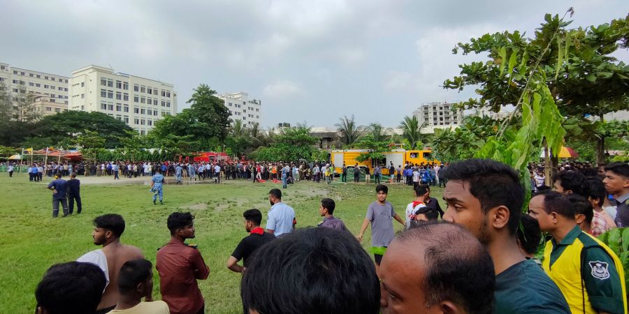Freiwillige sperren das Gebiet ab, nachdem ein Trainingsflugzeug der Bangladesh Air Force auf ein Schulgelände in Dhaka abgestürzt ist. (Foto aktuell)