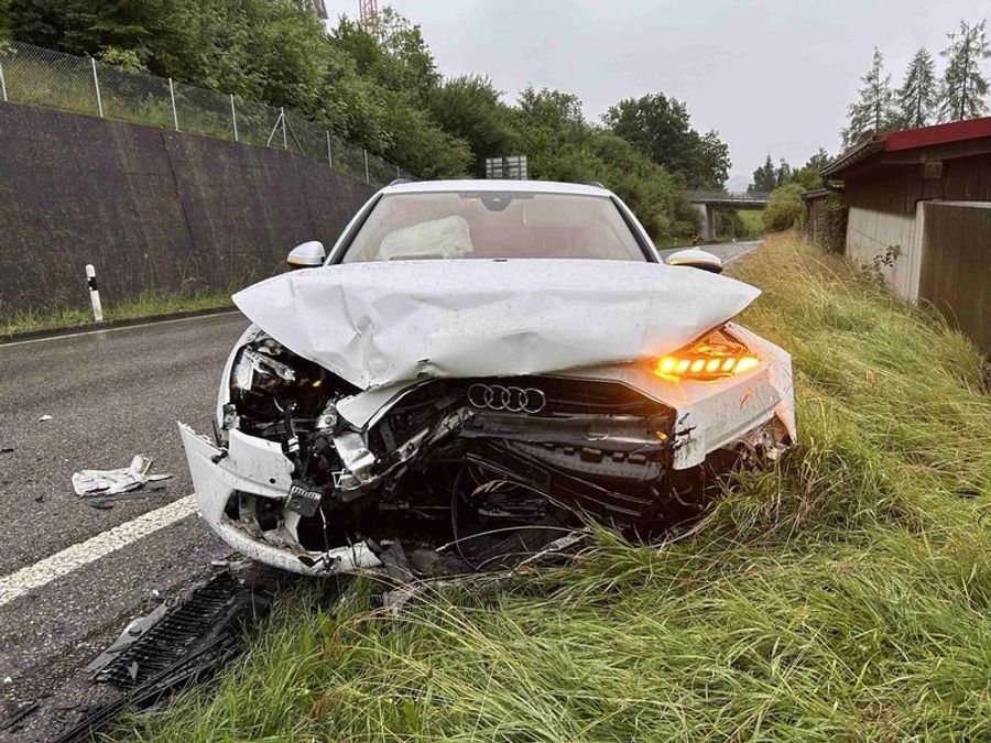 Beide Fahrer wurden bei der Kollision verletzt.
