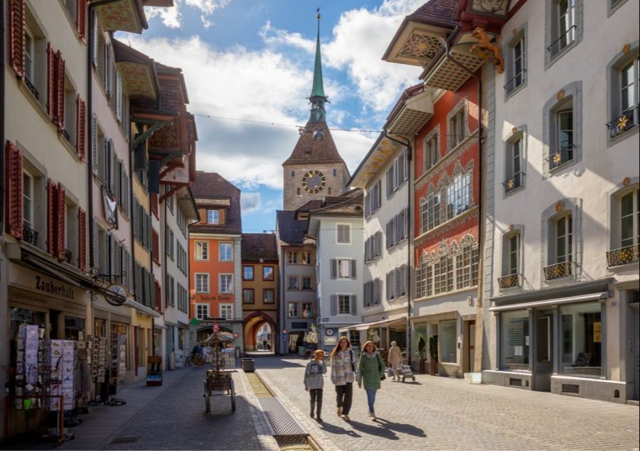 Aaraus Altstadt ist geprägt von historischen Gebäuden und bunten Erkern. Das Kunstmuseum bietet spannende Ausstellungen, während zahlreiche Cafés und Restaurants für Entspannung sorgen.