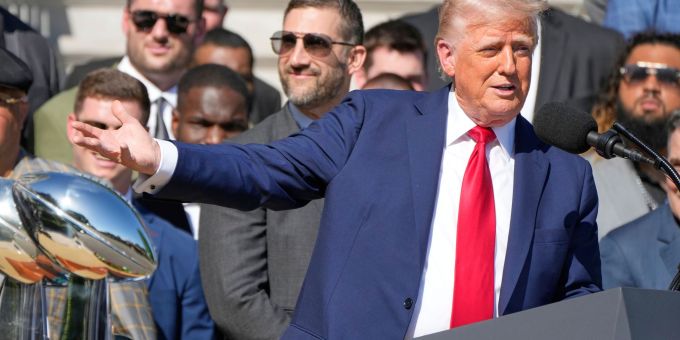 Donald Trump würdigte die Eagles für ihren Sieg im Super Bowl. donald trump