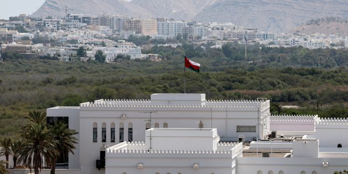 Die omanische Flagge weht vor dem Aussenministerium in Maskat, Oman, wo der Iran und die USA die dritte Runde der Atomgespräche abhalten. man