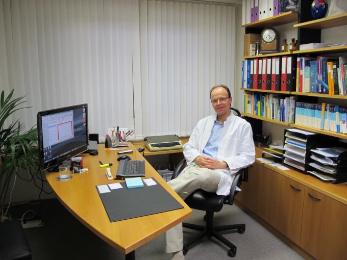 Der Hausarzt Markus Deutsch aus Hinwil ZH setzt sich für mehr Tierwohl in der Medizin ein. Arzt