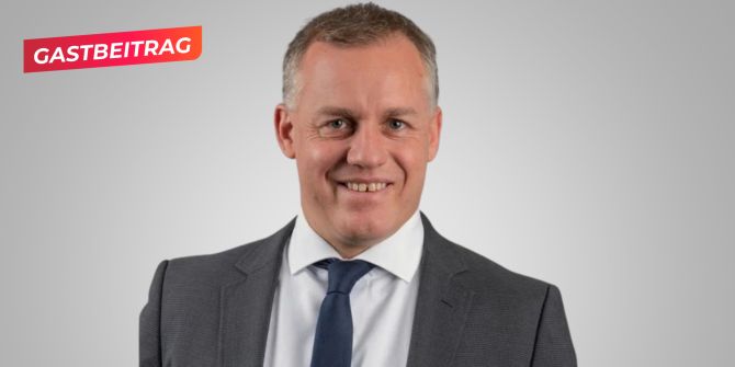 Mann Porträtfoto grau