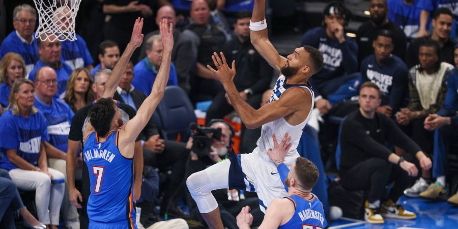 Holmgren (l) und Hartenstein (r) verloren die wenigsten Duelle mit Gobert: Dieser Korb war eine Ausnahme.
