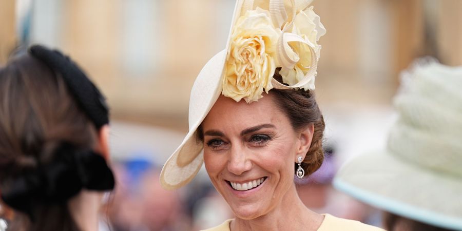 Bei der Gartenparty trug Kate ein pastellgelbes Kleid mit passendem Kopfschmuck, einem sogenannten Fascinator.