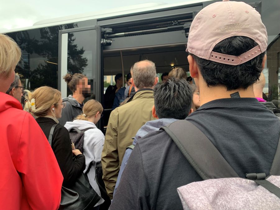 Mehrere Hundert gestrandete Pendlerinnen und Pendler wollten aber in den Bus einsteigen.