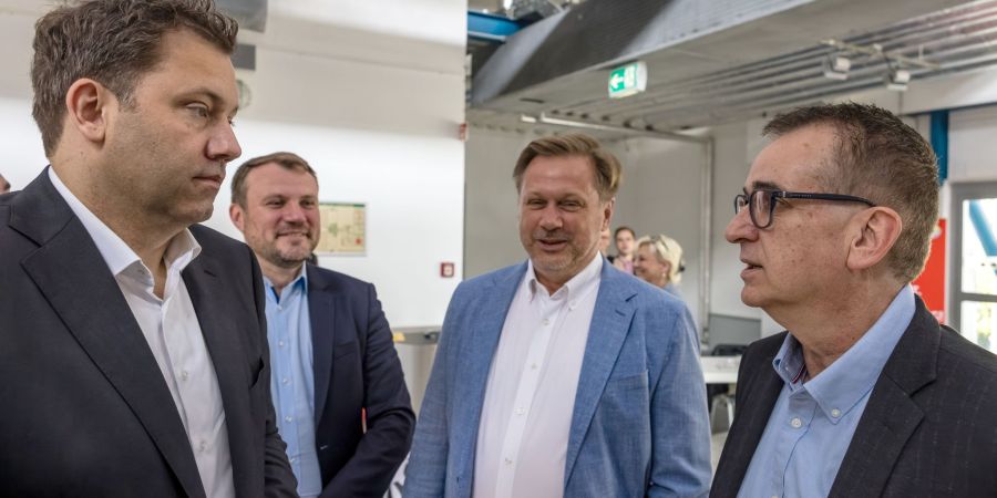 SPD-Chef Lars Klingbeil will sich für Industriearbeitsplätze in Stahlwerken einsetzen.