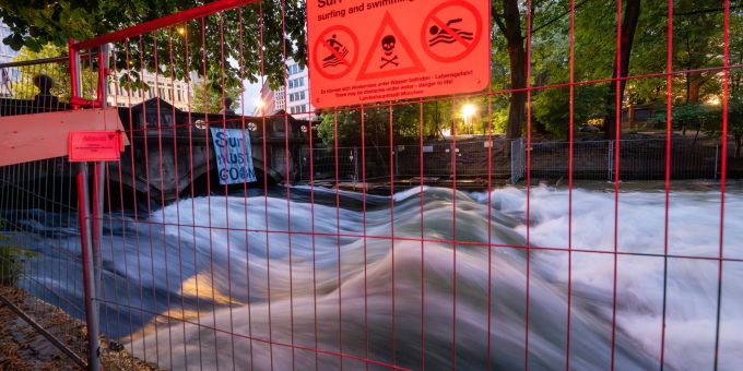 Die Ermittlungen zum Unfalltod einer Surferin auf der Münchner Eisbach-Welle sind abgeschlossen. (Archivbild) Surferin