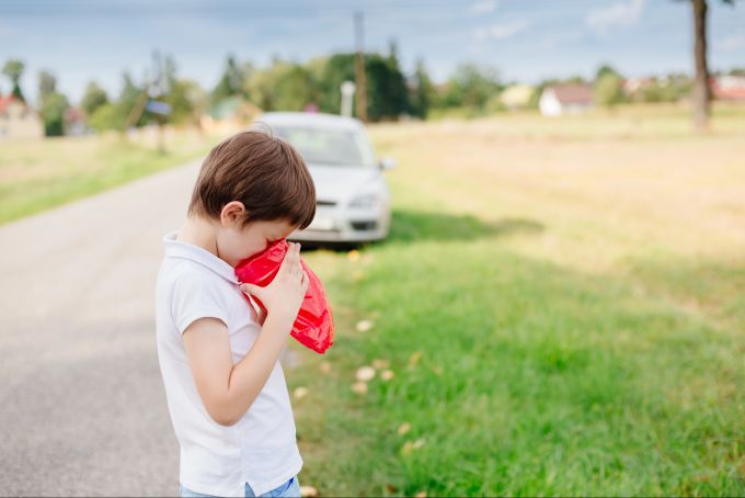 Wenn Sie mit dem Auto unterwegs sind, sollten Sie öfter Pausen machen. Übelkeit