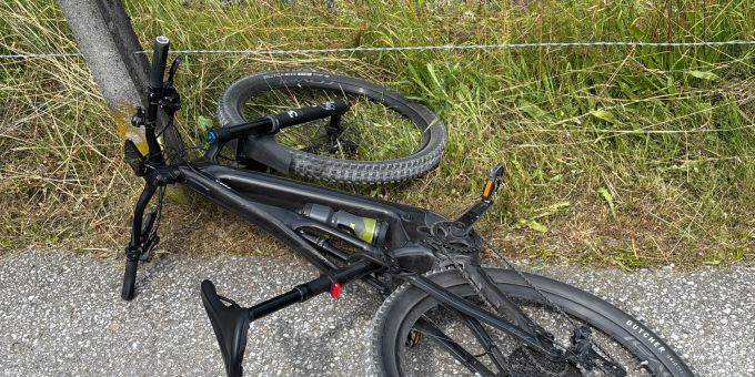 Schwanden GL: E-Biker bei Selbstunfall stürzt – verletzt. Schwanden GL