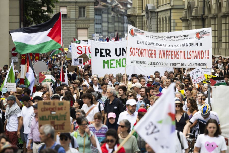 In Bern demonstrierten am Samstagnachmittag Tausende für einen Waffenstillstand im Gaza-Streifen.