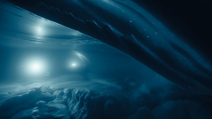 Eine Standbild aus der Videoarbeit «Albedo» (2025) von Julian Charrière. Midnight Zone