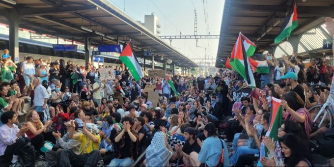 Demonstranten blockierten am Sonntag die Gleise in Genf. Proteste Genf Palästina