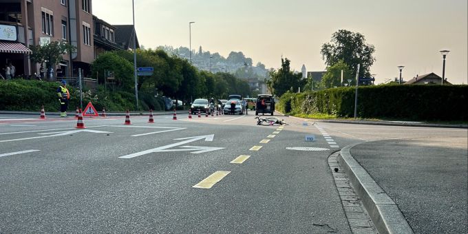 Richterswil ZH: Velofahrer (51) von Auto erfasst – schwer verletzt. Richterswil ZH