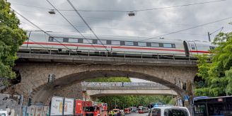 Lokschaden - ICE-Fahrgäste warten stundenlang in defektem Zug