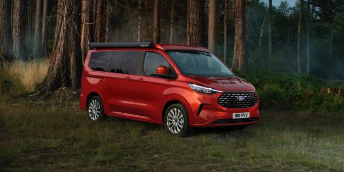 Nugget L2: Die Grösse und Höhe des Fahrzeugs können in städtischen Umgebungen oder beim Parken etwas unhandlich sein. Ford Nugget