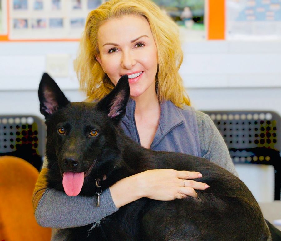 Schäferhund Odin wollte einem Rehbock nachjagen und zog so stark an der Leine, dass Susy Utzinger auf den Boden knallte.