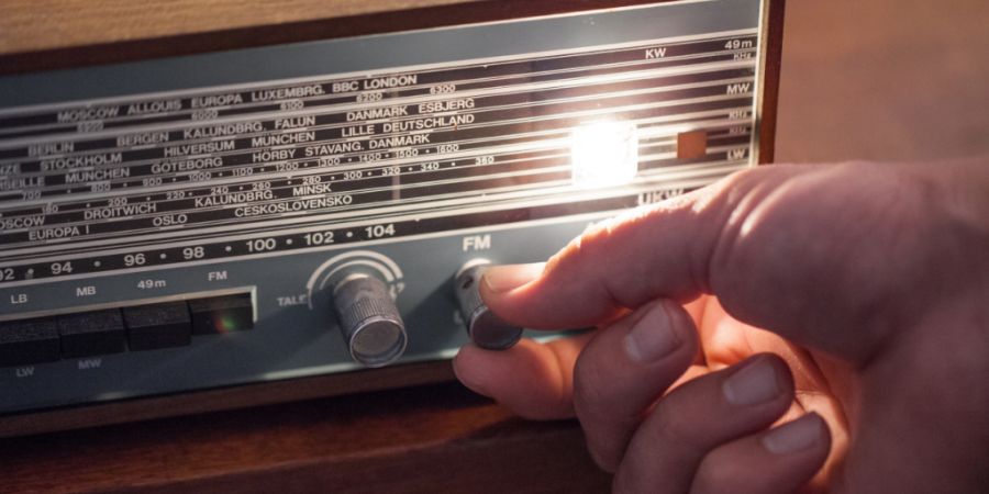 Der Kanton Nidwalden wird keinen eigenen UKW-Not-Sender anschaffen. Der Landrat lehnte am Mittwoch ein entsprechendes Anliegen ab. (Archivbild eines UKW-Radios)
