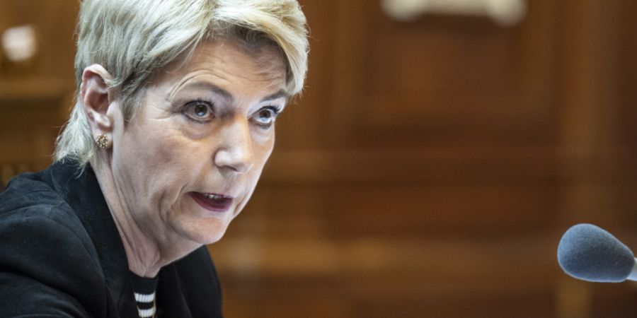 Bundespräsidentin und Finanzministerin Karin Keller-Sutter hat im Ständerat das Paket zur Sanierung der Bundesfinanzen verteidigt. Die kleine Kammer setzte aber teilweise andere Akzen...