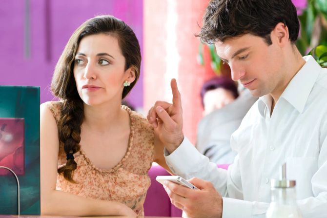 Mann am Handy, Frau genervt